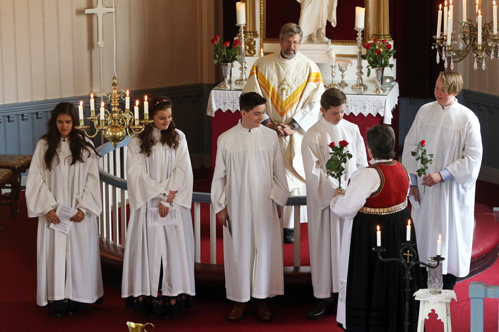 Menighetsrådsleder Aud Høstland overrakte en rose til hver av konfirmantene.