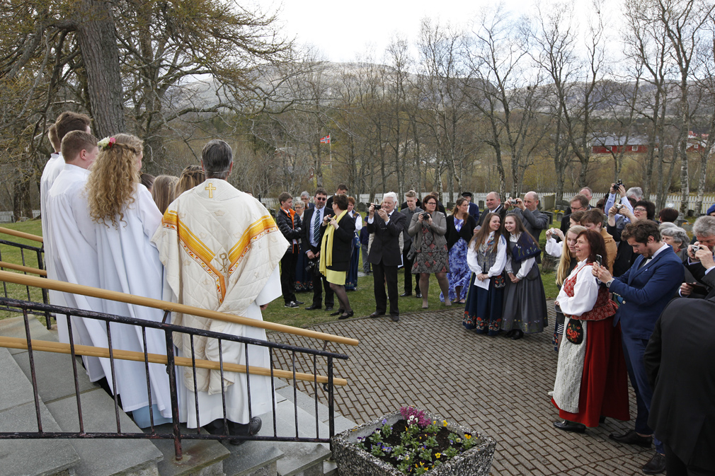 Etter konfirmasjonsgudstjenesten var det klart for gratulasjoner og fotografering.
