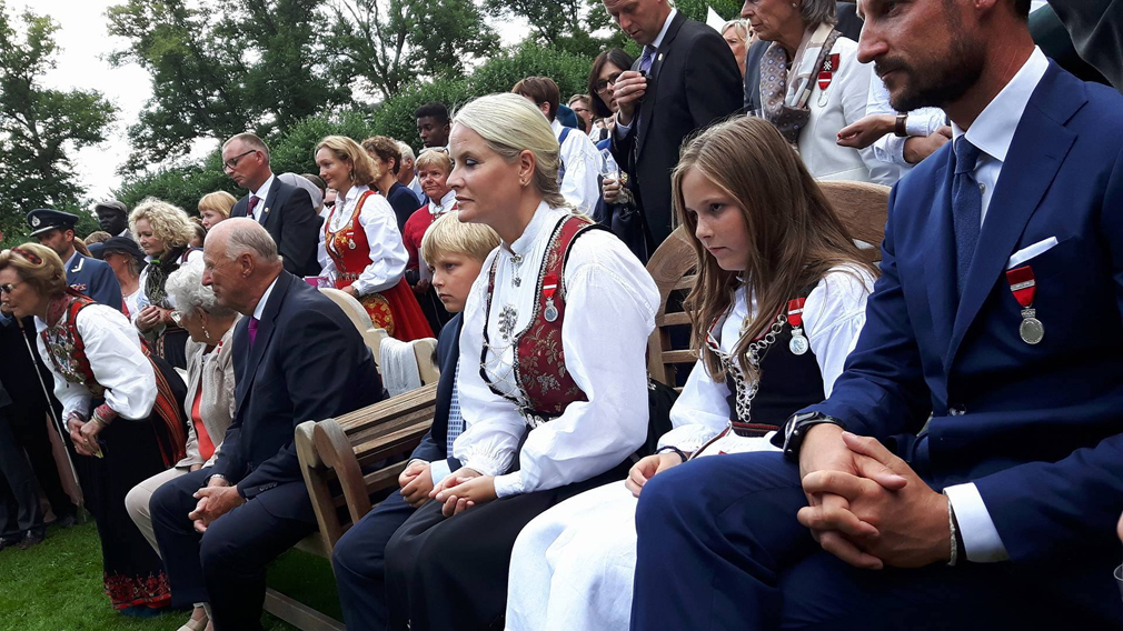 Aud Høstland fikk plass like ved kongefamilien under talene og underholdninga. (Foto: Aud Høstland)