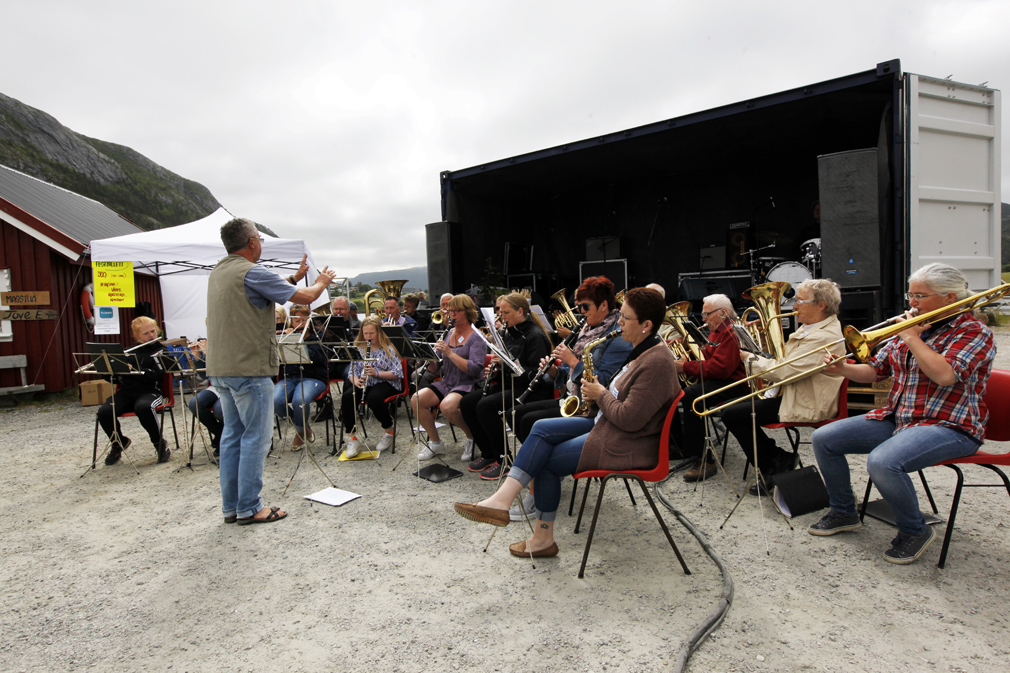 Flatanger Musikkforening under sin dirigent Per Bårdsen spilte under Tangspræll. (Foto: Magnus Tyldum Ribsskog)