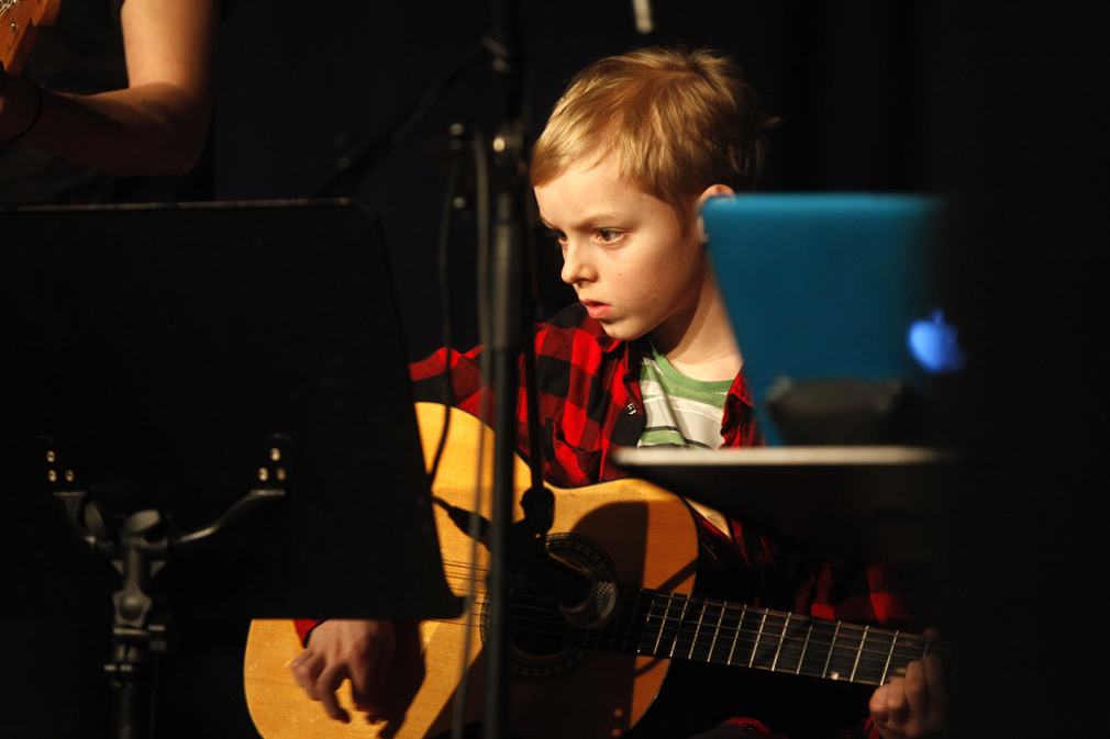 Herman er konsentrert gitarist.