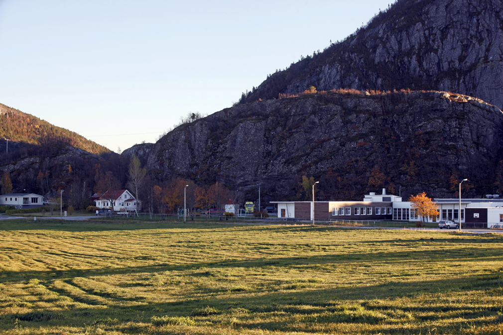 Dette er tomta hvor idrettslaget ønsker å bygge en kunstgressbane: Jordet nord for Lauvsnes skole.