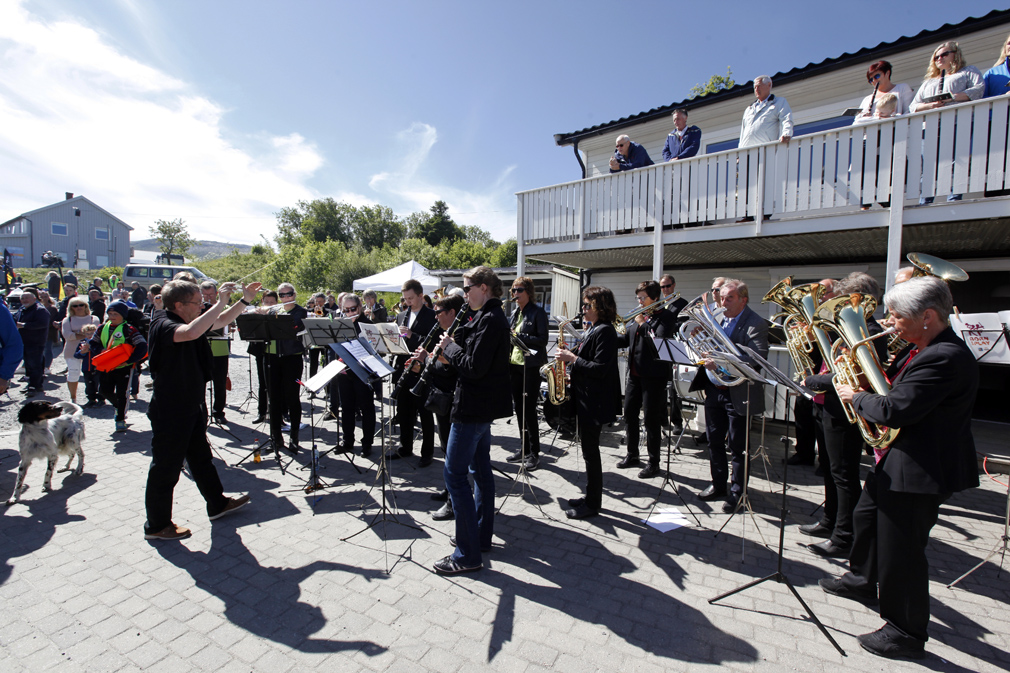 Buvik og VIggja musikkorps under sin dirigent Arve Blåsmo, holdt en flott konsert under Kystdagan.