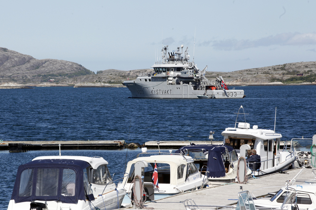 KV "Njord" ruvet godt på Vikfjorden, og lettbåten gikk i skytteltrafikk med besøkende.