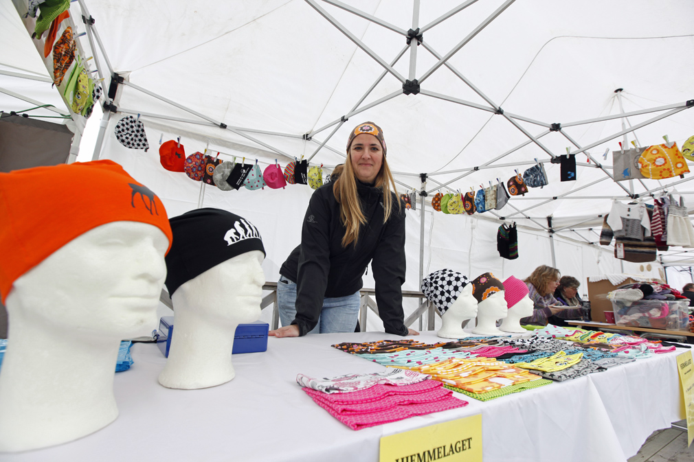 Marita Herring solgte selvproduserte luer og pannebånd.