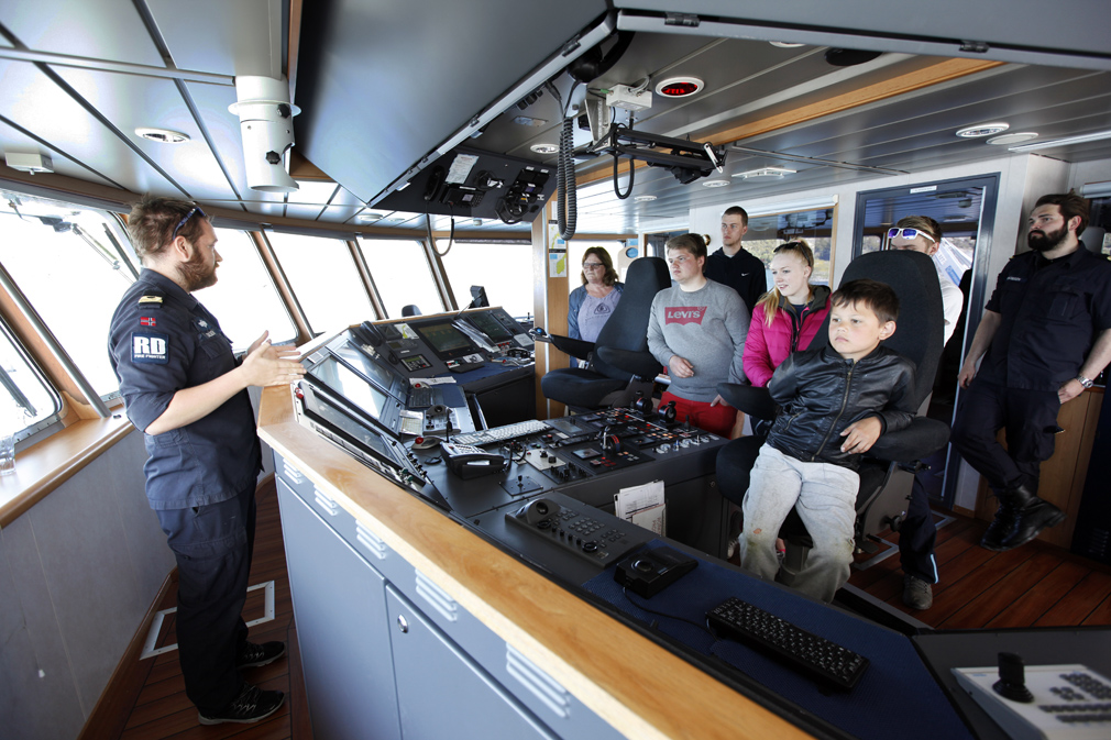 Mange flatangringer og tilreisende under Kystdagan fikk omvisning på kystvaktskipet "Njord" under besøket på Vik lørdag.