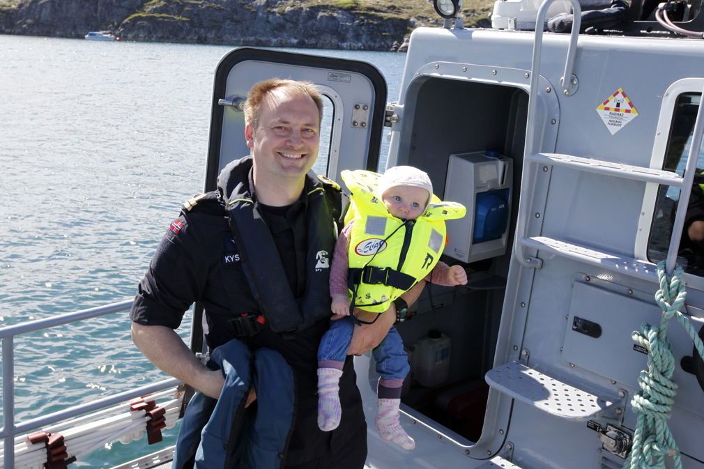 Stig Mortensen fra Lauvsnes er befal om bord på KV "Njord", og lørdag fik k han besøk av dattera Jenny (7 mnd). - Jeg trives kjempegodt om bord, sier Stig, som har vært fast mannskap på Kystvakta i sju år.