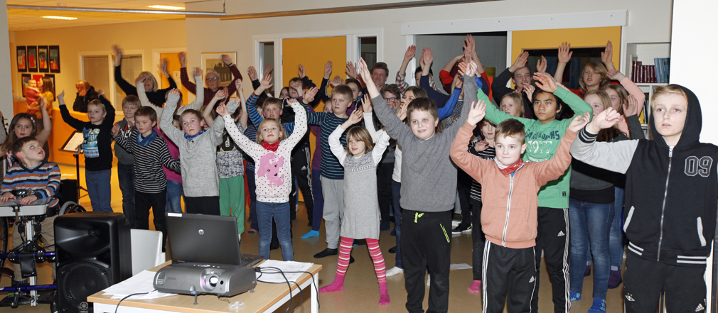  Kvelden ble avrundet med "Bli med"-sangen, der alle elevene deltok.