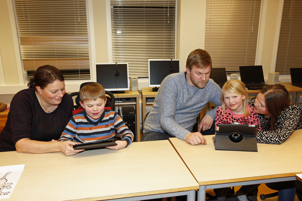 Hans Kristian og Emma var i aktivitet til langt på kveld, og kunne vise hva de holder på med på skolen til Marit Hustad Dølvik (til venstre), Jonas Wiik og Kine Dølvik.
