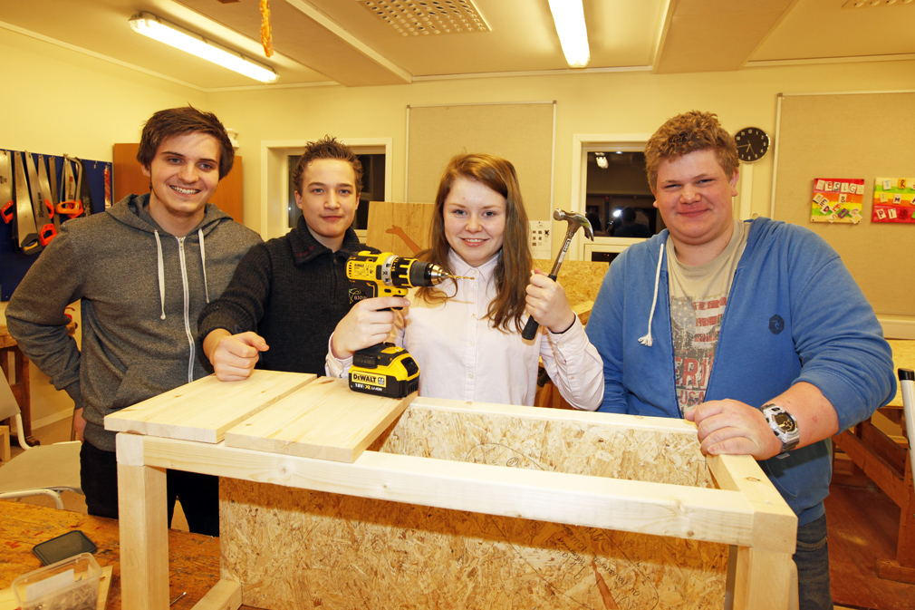 Denne gjengen skal løse problemet med panting av iste-flasker. Fra venstre: Robin Niklas Søraa, Åsmund Rotvold Stamnes, Tina Anita Hårstadstrand og Tommy Hasvåg.