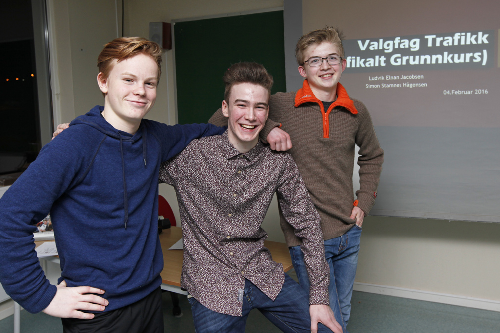 Benjamin Sæther (til venstre), Ludvik Elnan Jacobsen og Simon Stamnes Hågensen presenterte valgfaget trafikk.
