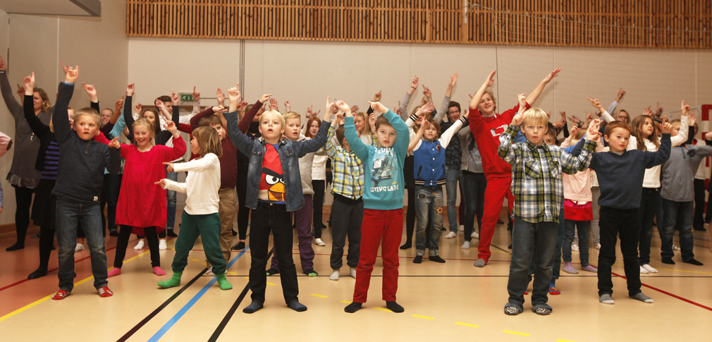 Jubileumsfesten ble avsluttet med at elevene danset BliM-dansen.