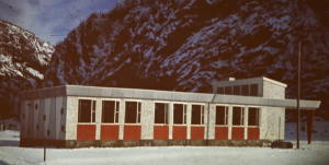 Nyskolen slik den sto ferdig i 1964. (Foto: Svein Soelberg)