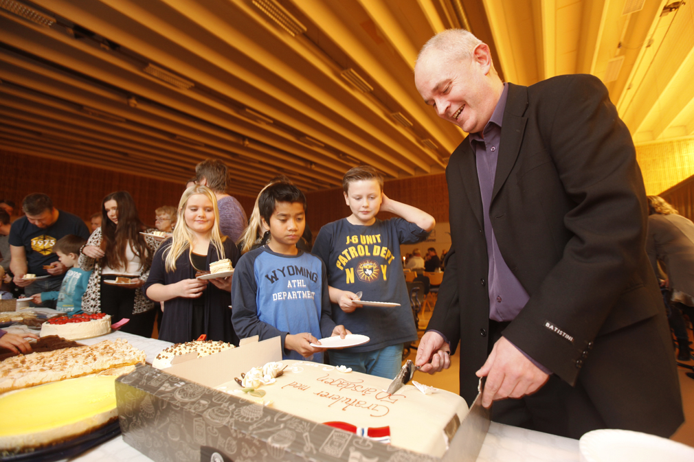 Jubileumskaka ble populær, og rektor Sveinung Aagård serverte gjerne til elevene Vida Hunnestad, Archakrit (Seta) Jairak og Adrian Hårstadstrand Førde.