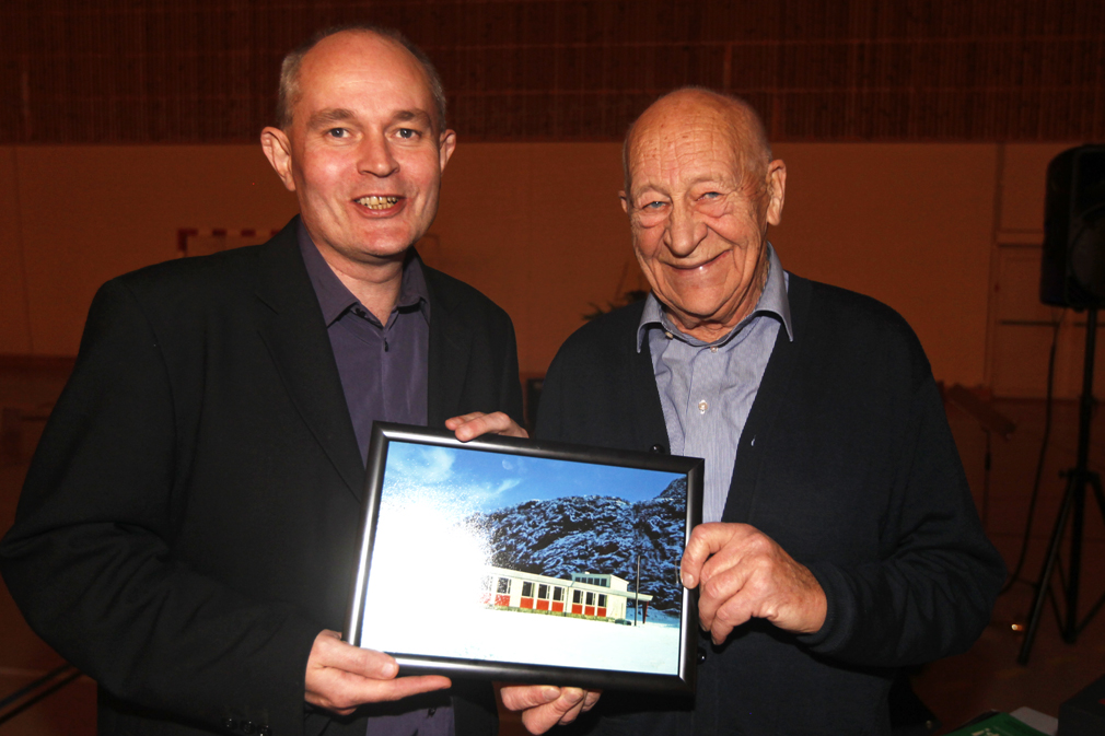 Svein Soelberg overrakte et flott bilde av Lauvsnes skole i vinterprakt til nåværende rektor Sveinung Aagård.