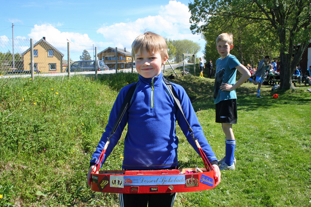 Nicklas gikk i Leif Justers fotspor og var sjokoladegutt på Leirvika Cup. (Foto: Magnus Tyldum Ribsskog)