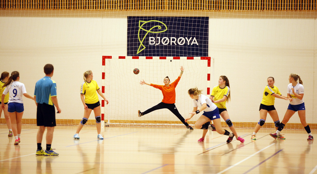 Linde Bjørkås sto godt i Flatanger-målet. Dette skuddet gikk faktisk rett utenfor.