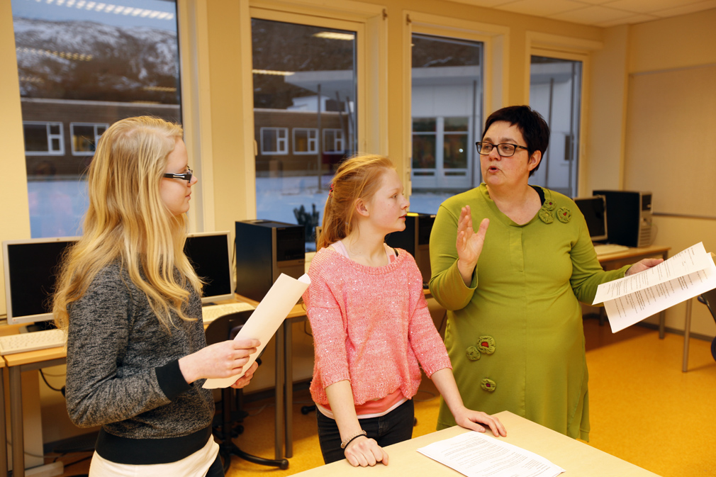 Hilde Lovise Fossvik instruerer forskerne Maria Trefjord og Hanne Marie Tyldum Ribsskog.
