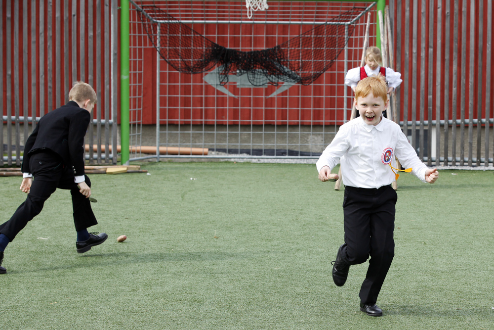 Gabriel og Magnus konkurrerte i potetløp.