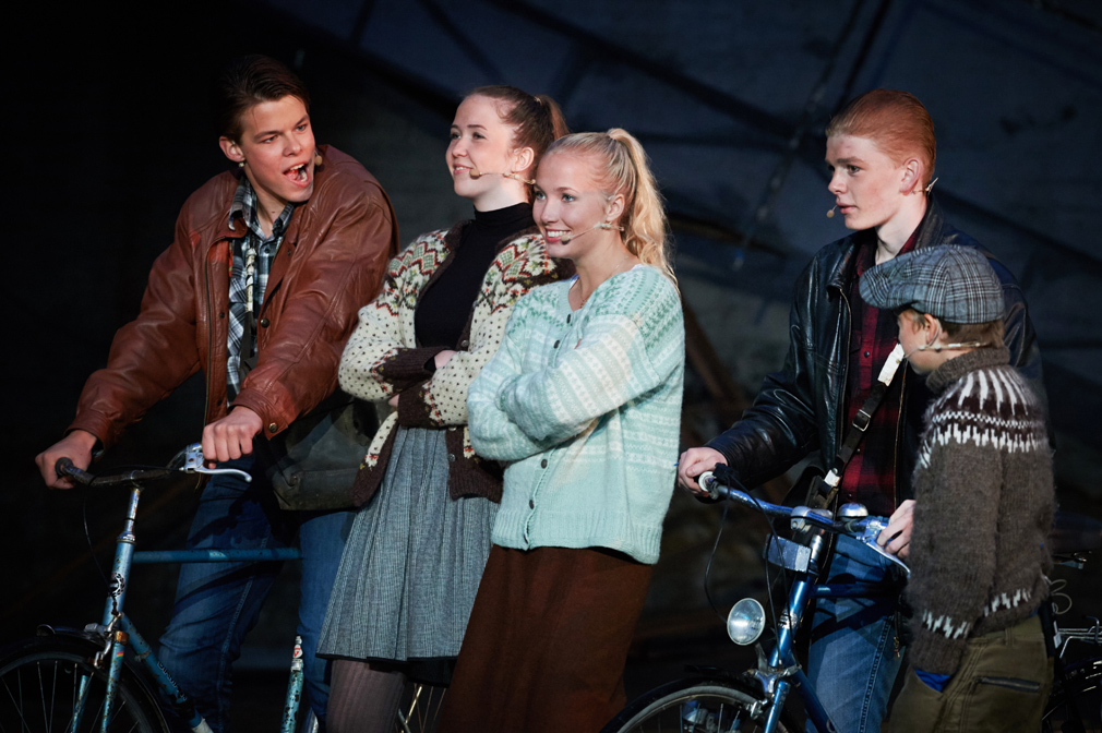 Maren Kløven Lein står på scenen som Stina i ungdomsgjengen fra Korea. (Foto: Harald Sæterøy, Trønder-Avisa)