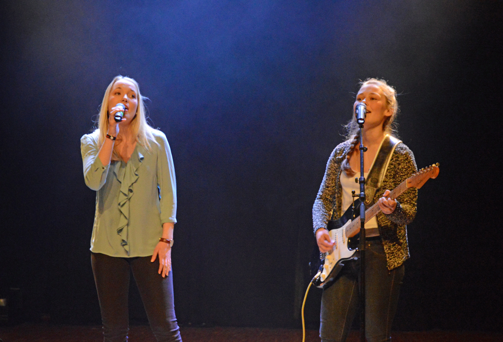 Maren og Hedda opptrådte med "Valerie" under fylkesmønstringa, og derfra ble de plukket ut til å gjeste svenskenes UKM. (Foto: Ungint)