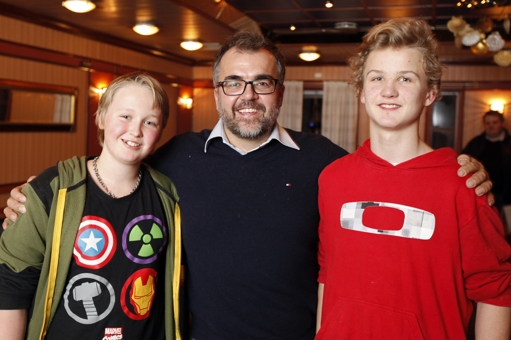 Joakim Berg og Elias Lein var glade for å få støtte til Vik aktivitetspark fra Olav Øvereng og Marin Harvest.