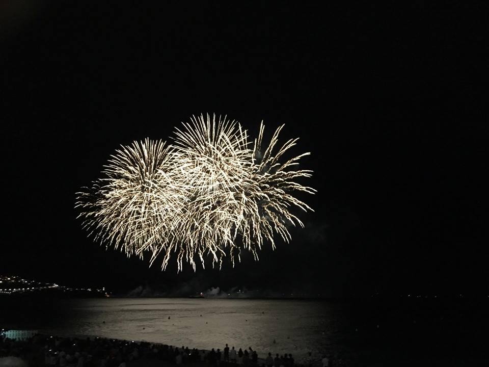 Fra to båter ble det sendt opp fyrverkeri for å feire den franske nasjonaldagen, og promenaden i Nice var fullstappet av folk som ville se. Like etterpå startet dramaet. (Foto: Marit Morken)