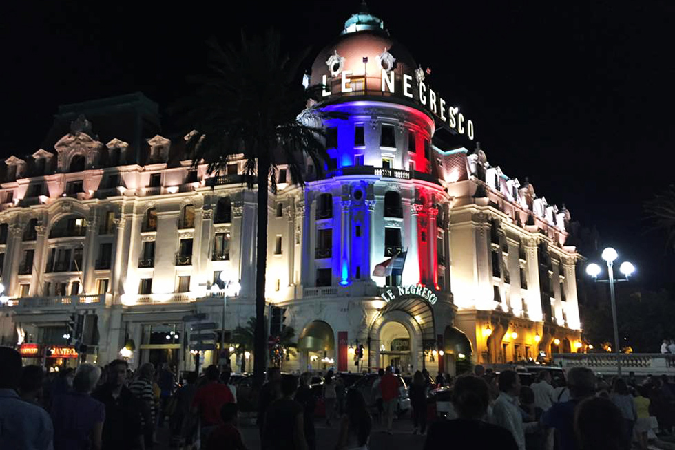 Både den firefelts brede vegen og fortauene på promenaden var stappfulle av folk, da terroristen slo til. Marit Morken rakk å ta dette bildet før de måtte flykte. (Foto: Marit Morken)