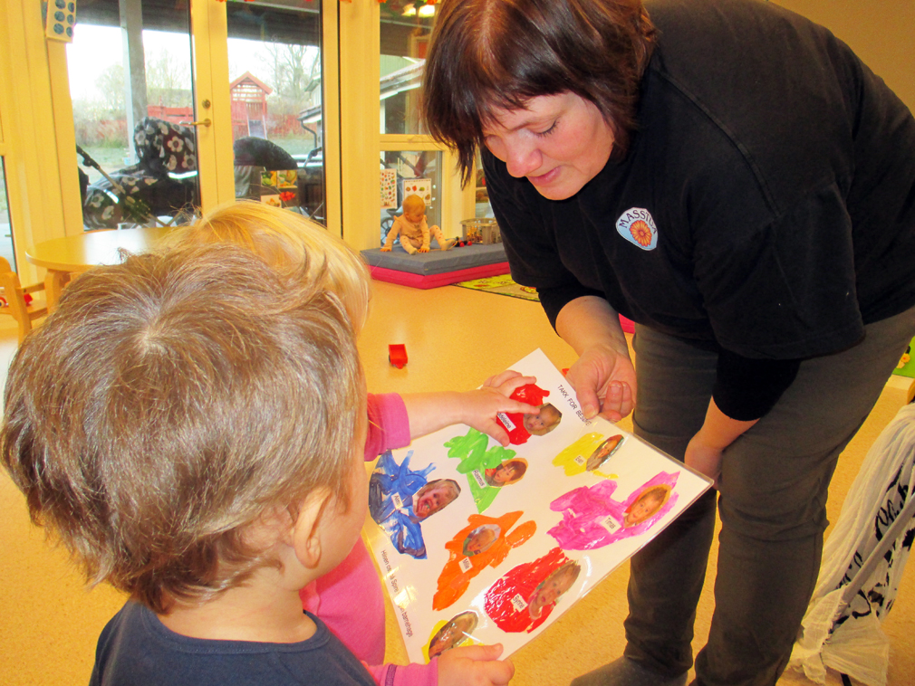 Lisbeth fikk overrakt et takkekort med bilde av alle på avdeling Spire.