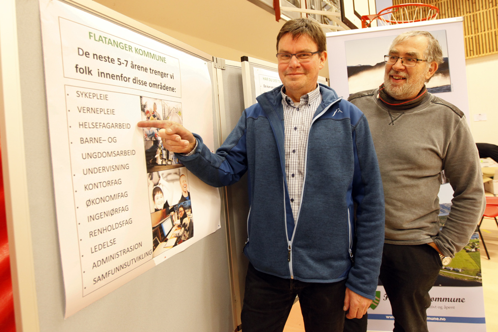 Rune Strøm og Hans Petter Haukø i Flatanger kommune viste fram alle yrkeskategoriene hvor det må rekrutteres ansatte de neste sju årene.