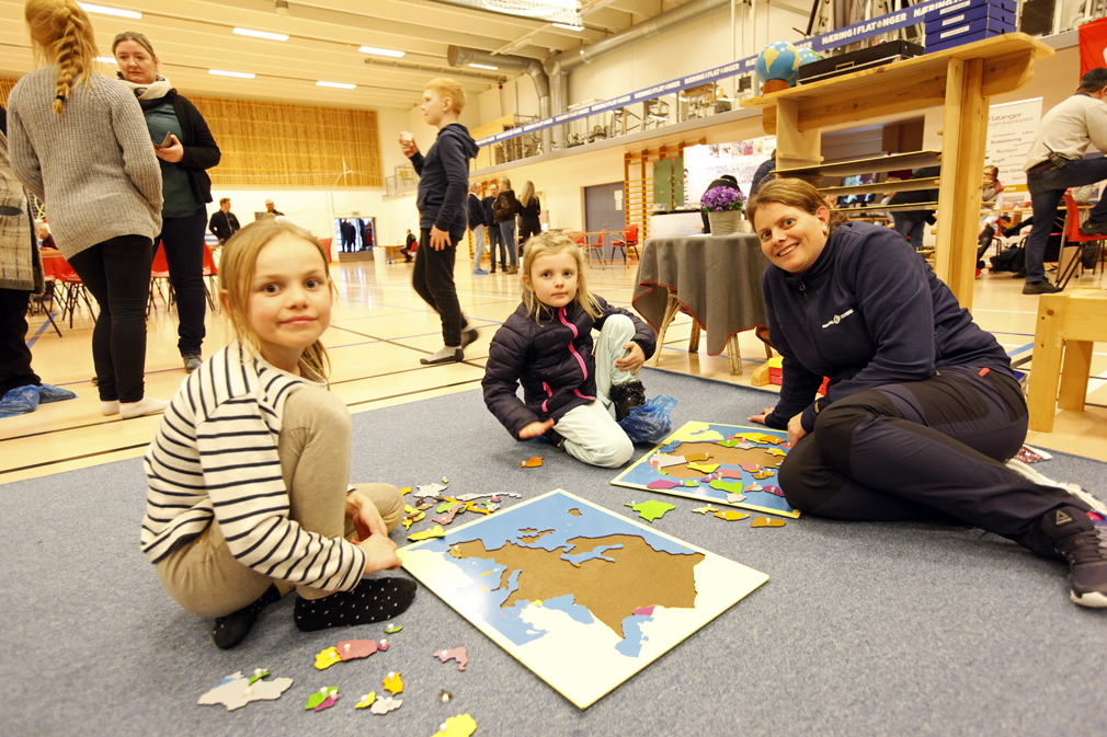 Tone Elise og Mia Kristine testet noe av materiellet hos Flatanger montessoriskole sammen med mor Marit Hustad Dølvik.