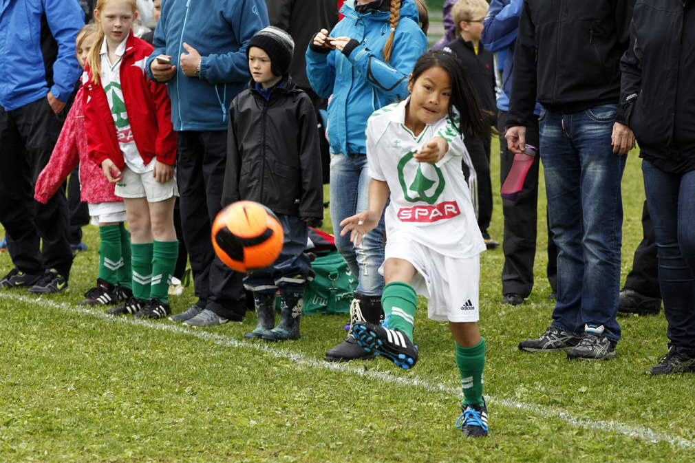 Sara med ballen mot mål.
