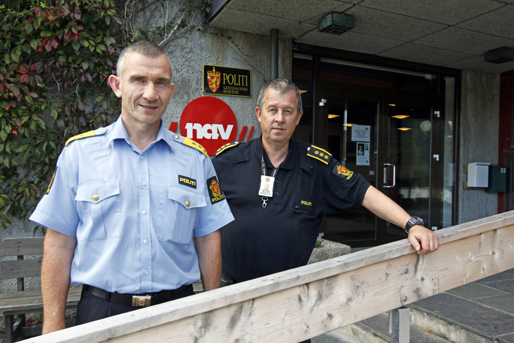 Politimester Nils Kristian Moe og lensmann Bertil Ovesen foran inngangen til lensmannskontoret på Miljøbygget.