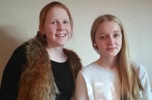 Anna Imsgard Strøm og Mathilde Sofie Mork er kveldens konferansierer.