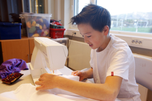 Lukas Leander Haagensen har fått dreisen på symaskina og produserer kostymer til forestillinga.