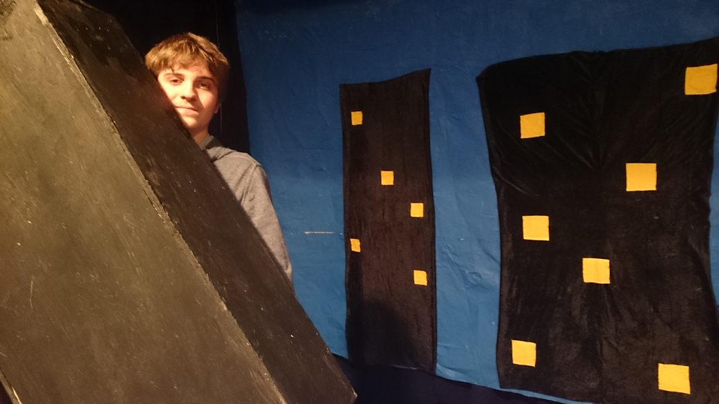 Sceneansvarlig Robin Søraa sørger for at rekvisittene er på rett plass til rett tid.