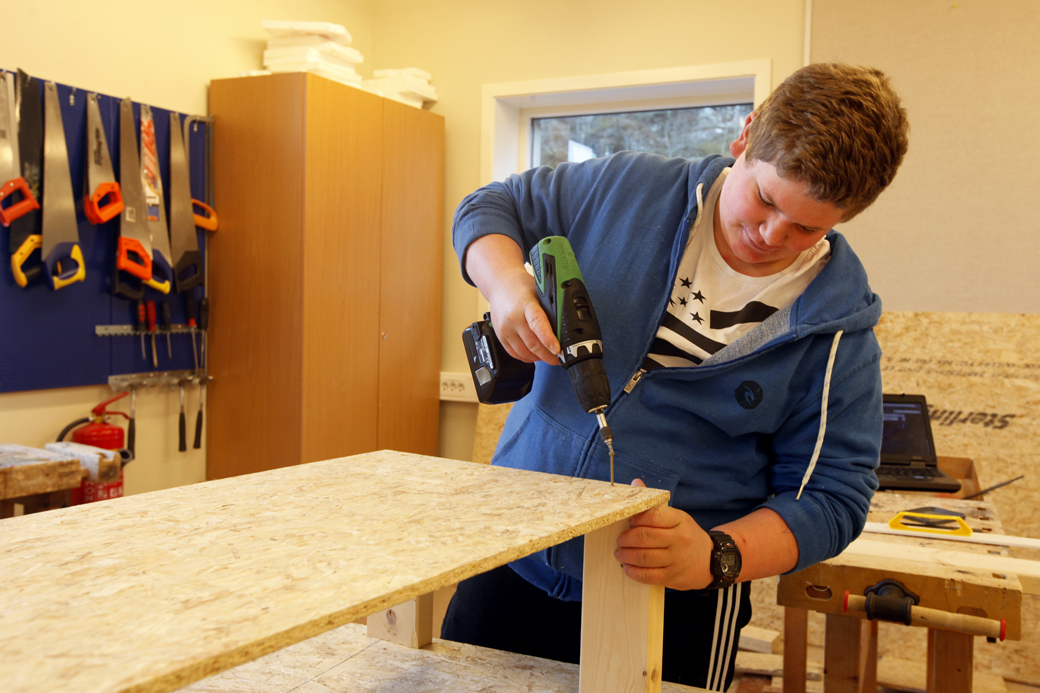 Tommy Hasvåg snekrer rekvisitter til scenen.