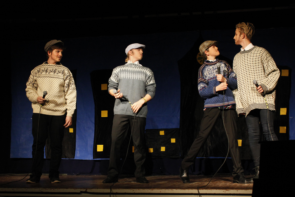 I Prøysen-året var det naturlig å ta med "Snekkersvekara" fra Trost i taklampa. Fra venstre: Robin Niklas Søraa, Didrik Lein, Lucas Leander Haagensen og Benjamin Andre Lein.