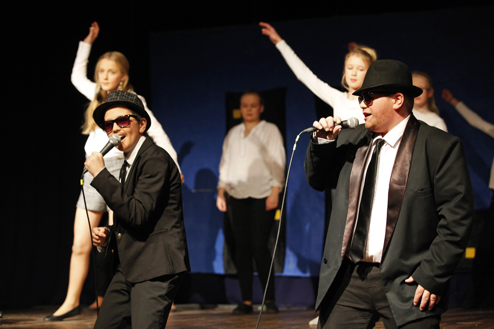 MUSIKKPROSJEKT: Ungdomsskoleelevene ved Lauvsnes skole slapp seg løs og rocket samfunnshus av hengslene. Årets musikkprosjekt «We are the Champions» ble en stor suksess. Her er det Lucas Leander Haagensen og Tommy Hasvåg som drar til med "Sweet home Chicago".