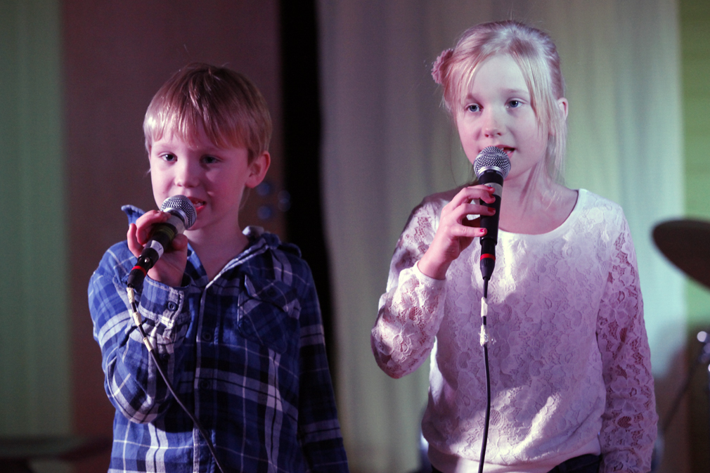 1.klassingene Espen og Nora Nikoline sjarmerte med sangen om en ekte lofottorsk.