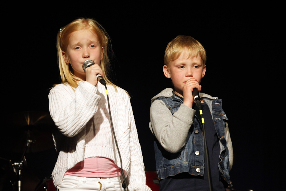 1.klassingene Nora Nikoline og Espen ledet an i allsangen.