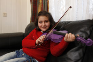 Nadia har egen fiolin som hun elsker å spille på.