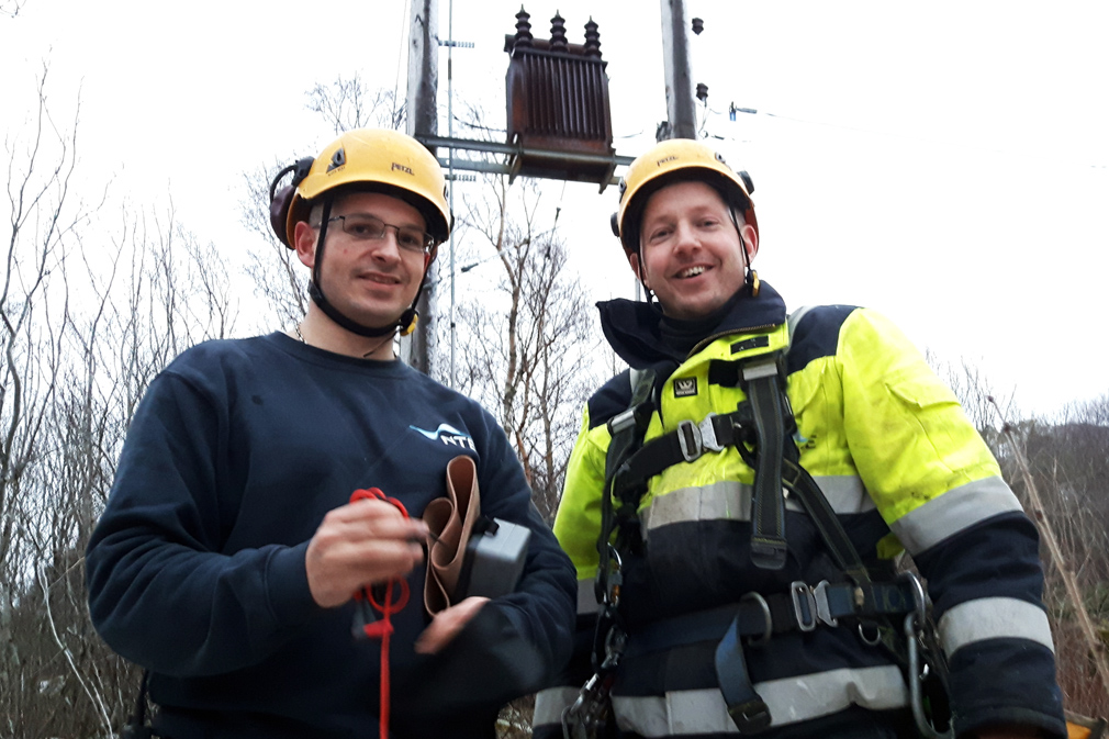 Tor Kristian Steffensen (til venstre) og Kristian Guldvik i NTE stilte opp for å rette feil, selv om de hadde fri i julehelga. Her foran en trafo som må byttes.