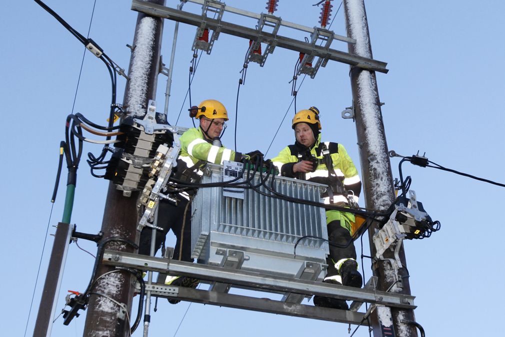 Tor Håkon Steffensen og Kristian Guldvik måtte bytte ut denne trafoen på Gladsøya.