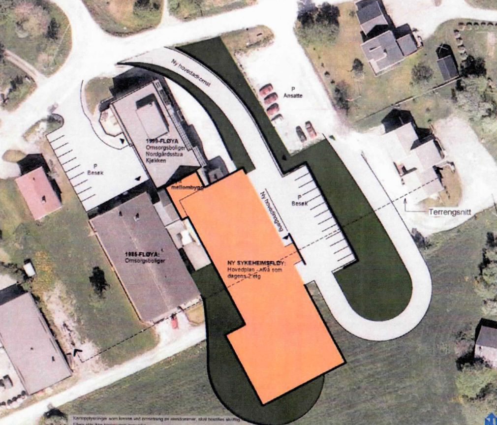 Slik ser planleggerne for seg den nye sykeheisfløya. Det gamle trebygget og "Trygdheim" rives, og bygget trekkes ut på dyrkajorda. 