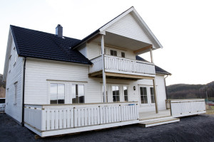 Fasaden på huset er vendt mot sjøen.