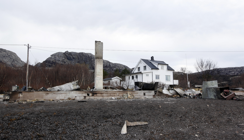 Grunnmuren og pipa var alt som sto igjen av bolighuset til Sylvia og Sturla Ofstad på Hasvåg.
