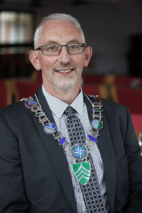 Ordfører Olav Jørgen Bjørkås ønsker kronprinsparet hjertelig velkommen til Flatanger.