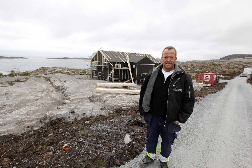 Frode Opheim foran råbygget som er reist på den øvre delen av feltet, der utsikten er upåklagelig.