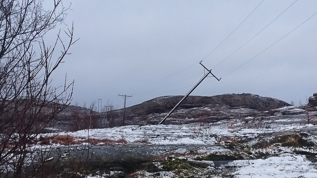 Ei høyspentmast måtte gi tapt for naturkreftene. Den blir nå rettet opp. (Foto: Morten Kristiansen)